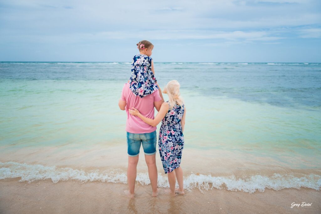 Sesion de fotos de familia de vacaciones en la playa dorada de Punta Cana, República Dominicana
