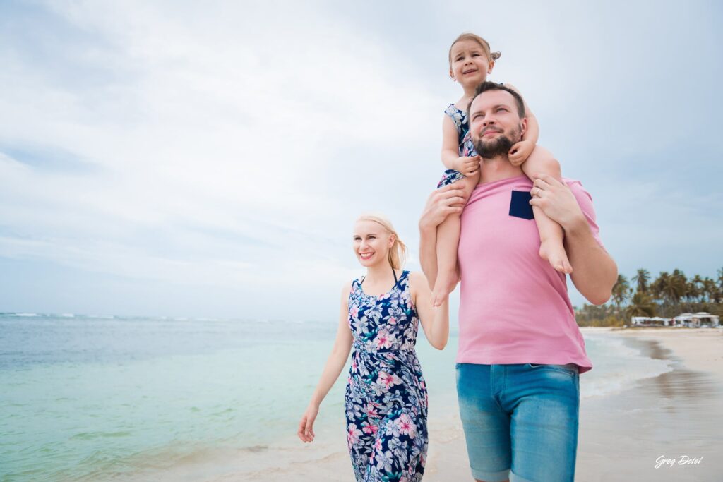 Sesion de fotos de familia de vacaciones en la playa dorada de Punta Cana, República Dominicana