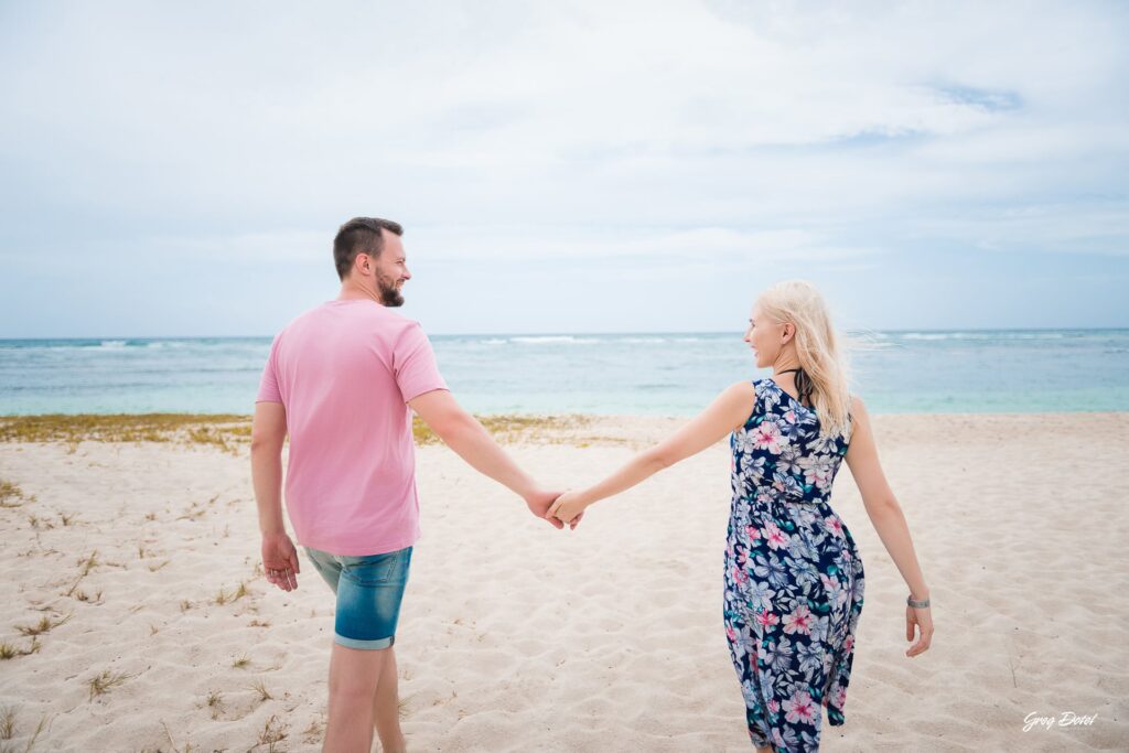Sesion de fotos de familia de vacaciones en la playa dorada de Punta Cana, República Dominicana