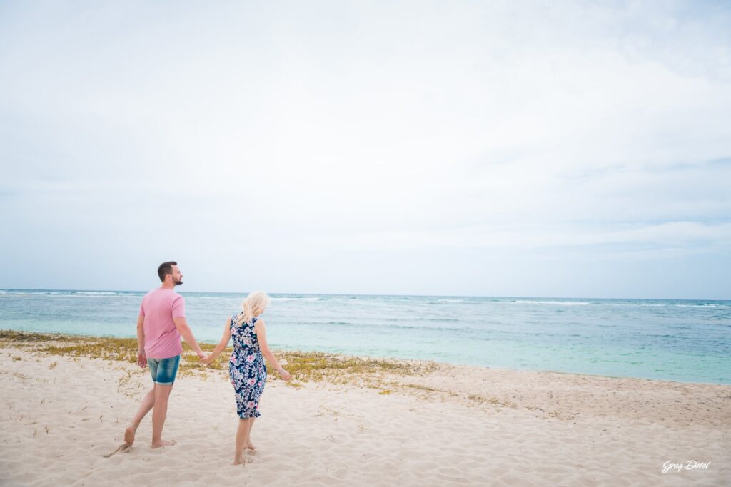 Sesion de fotos de familia de vacaciones en la playa dorada de Punta Cana, República Dominicana