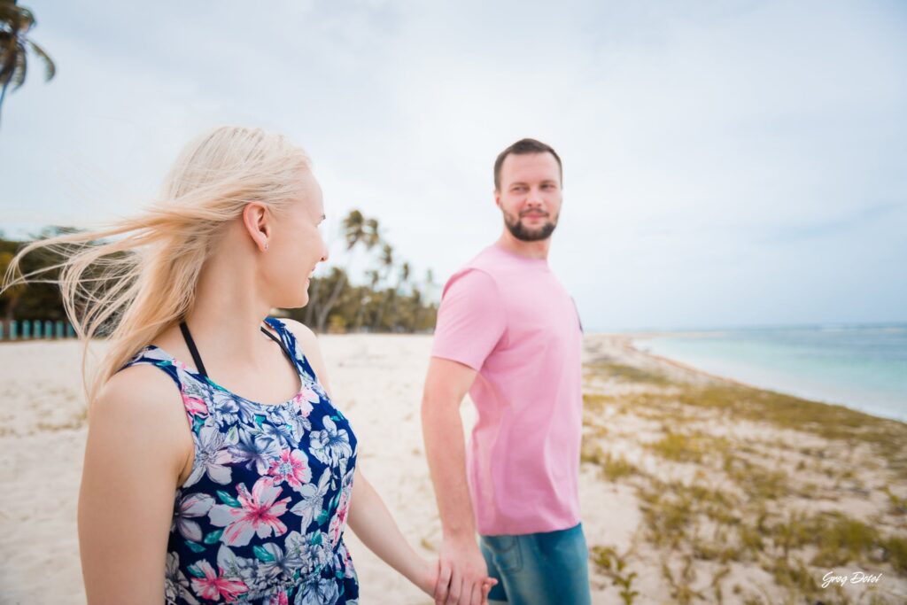 Sesion de fotos de familia de vacaciones en la playa dorada de Punta Cana, República Dominicana