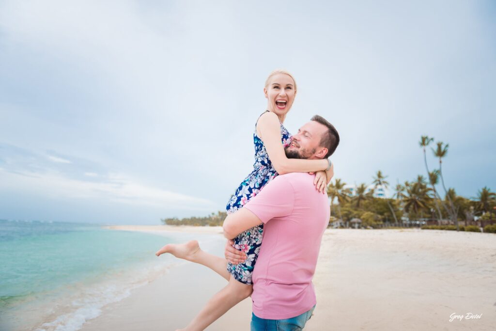 Sesion de fotos de familia de vacaciones en la playa dorada de Punta Cana, República Dominicana
