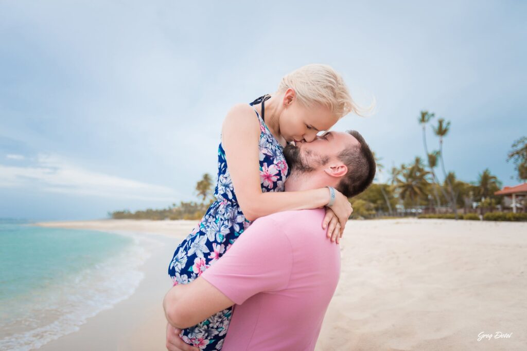 Sesion de fotos de familia de vacaciones en la playa dorada de Punta Cana, República Dominicana