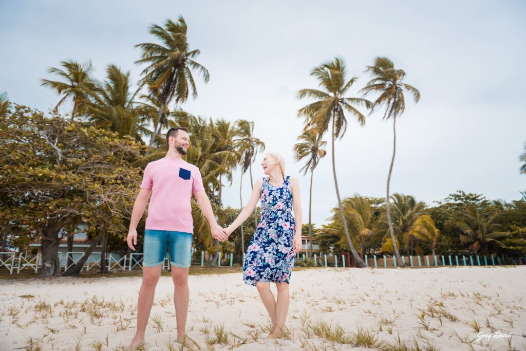 Sesion de fotos de familia de vacaciones en la playa dorada de Punta Cana, República Dominicana