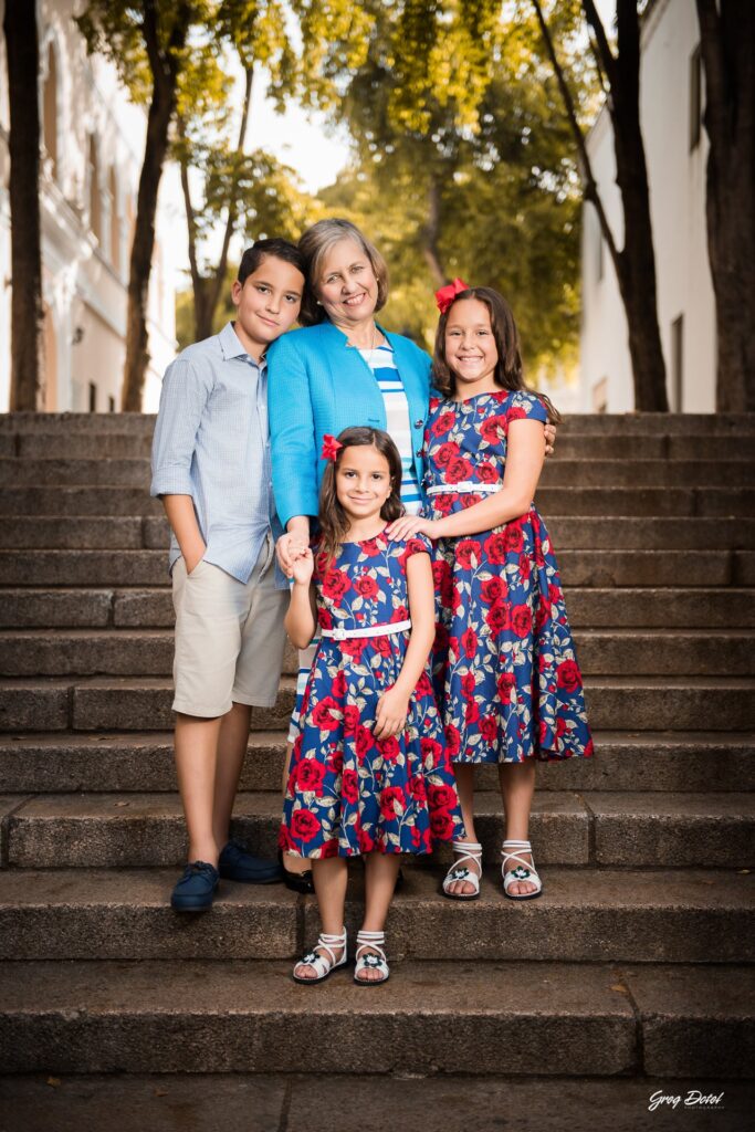 Hermosa sesión de fotos de familia con abuelos, hermanos, mamá y papá en las escalinatas del conde de la Zona Colonial de Santo Domingo, República Dominicana