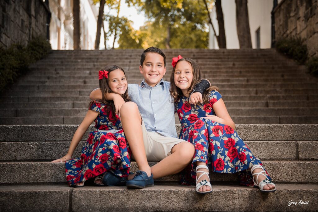 Hermosa sesión de fotos de familia con abuelos, hermanos, mamá y papá en las escalinatas del conde de la Zona Colonial de Santo Domingo, República Dominicana