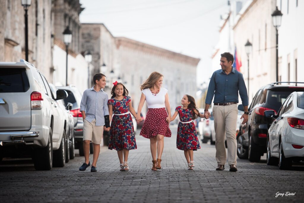 Hermosa sesión de fotos de familia con abuelos, hermanos, mamá y papá en la calle las damas de la Zona Colonial de Santo Domingo, República Dominicana