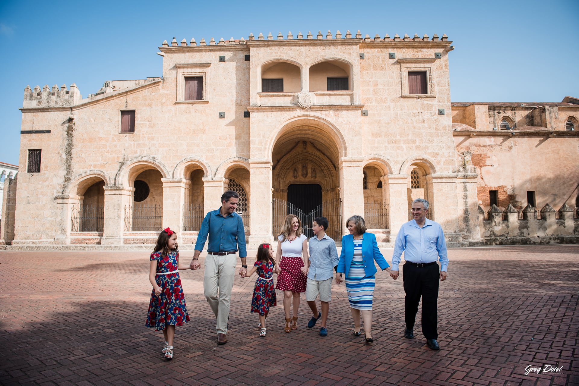 Hermosa sesión de fotos de familia con abuelos, hermanos, mamá y papá en el parque Colón de la Zona Colonial de Santo Domingo, República Dominicana