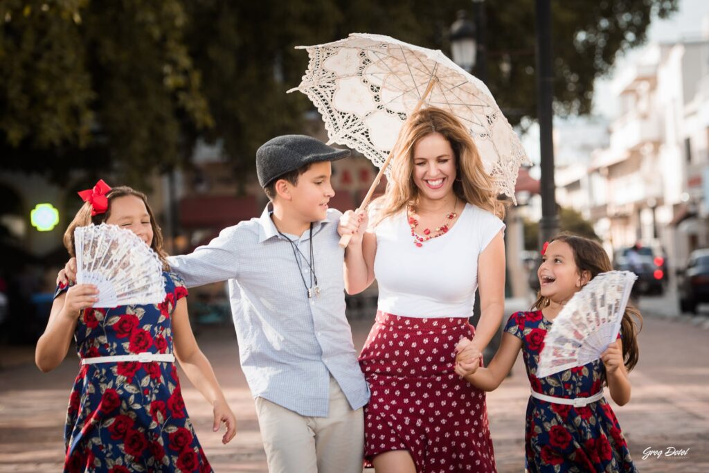 Hermosa sesión de fotos de familia con abuelos, hermanos, mamá y papá en el parque Colón de la Zona Colonial de Santo Domingo, República Dominicana