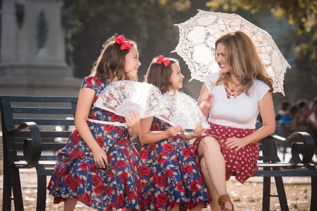 Hermosa sesión de fotos de familia con abuelos, hermanos, mamá y papá en el parque Colón de la Zona Colonial de Santo Domingo, República Dominicana