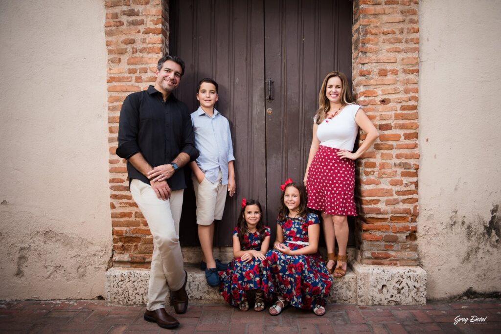 Hermosa sesión de fotos de familia con abuelos, hermanos, mamá y papá en la Zona Colonial de Santo Domingo, República Dominicana