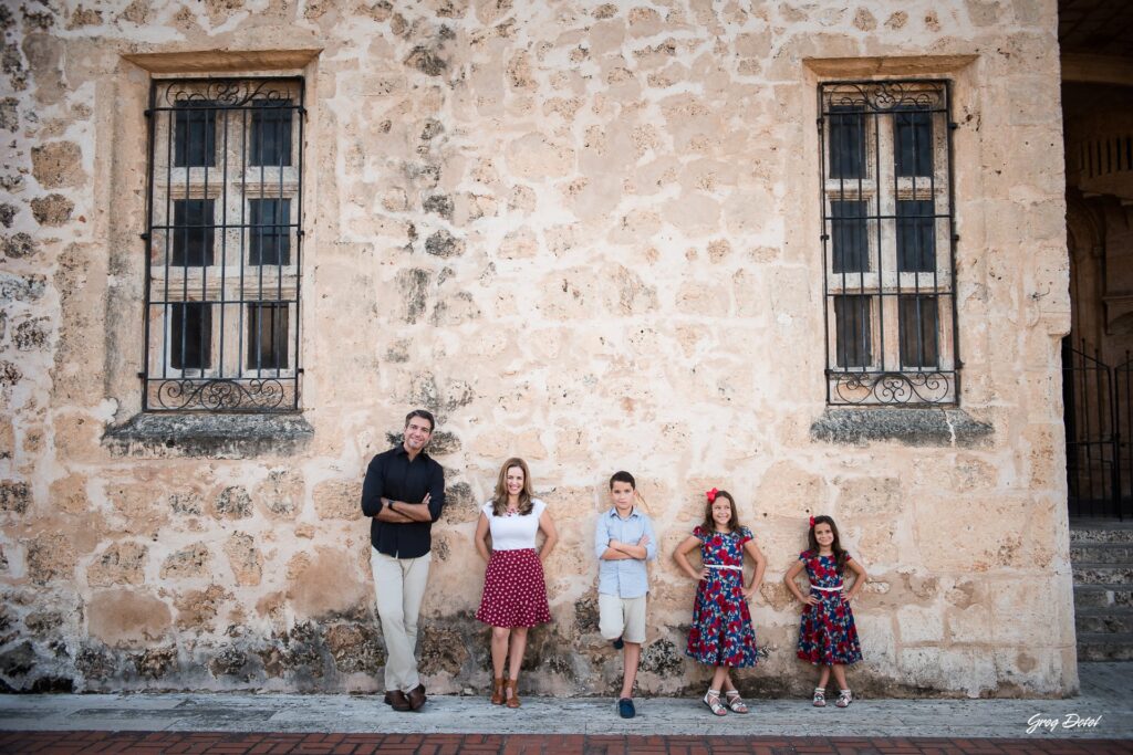 Hermosa sesión de fotos de familia con abuelos, hermanos, mamá y papá en la Catedral Primada de America de la Zona Colonial de Santo Domingo, República Dominicana