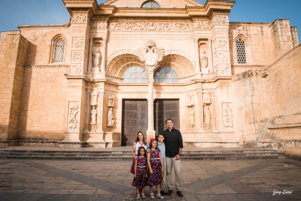 Hermosa sesión de fotos de familia con abuelos, hermanos, mamá y papá en la Catedral Primada de America de la Zona Colonial de Santo Domingo, República Dominicana
