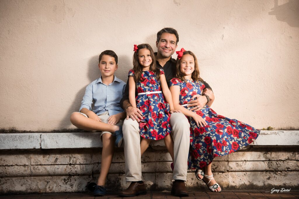Hermosa sesión de fotos de familia con abuelos, hermanos, mamá y papá en la Catedral Primada de America de la Zona Colonial de Santo Domingo, República Dominicana