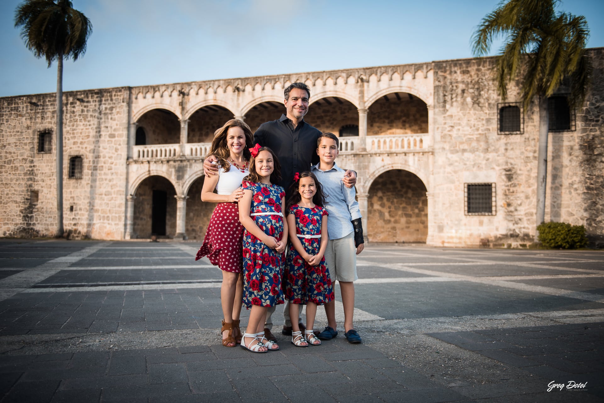 Hermosa sesión de fotos de familia con abuelos, hermanos, mamá y papá en el Alcazar de Colón de la Zona Colonial de Santo Domingo, República Dominicana