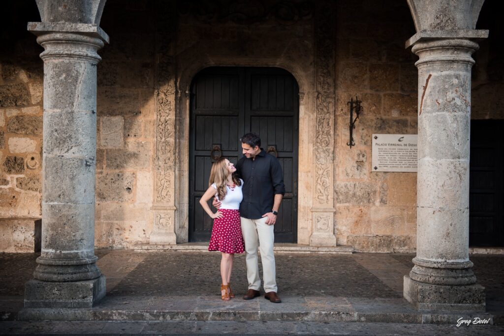 Hermosa sesión de fotos de familia con abuelos, hermanos, mamá y papá en el Alcazar de Colón de la Zona Colonial de Santo Domingo, República Dominicana
