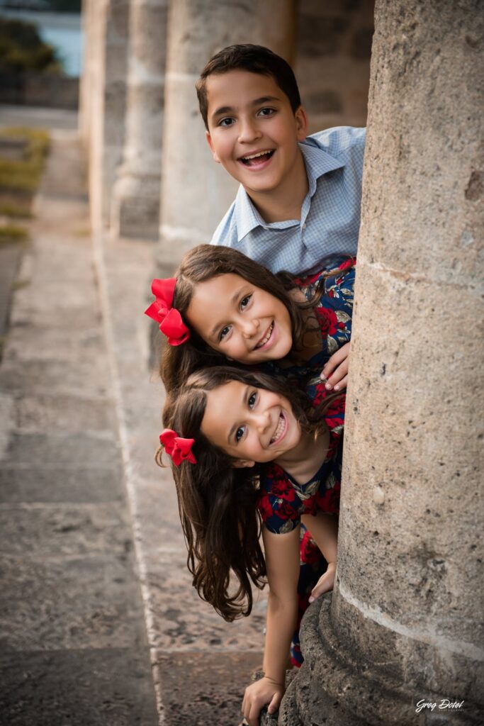 Hermosa sesión de fotos de familia con abuelos, hermanos, mamá y papá en el Alcazar de Colón de la Zona Colonial de Santo Domingo, República Dominicana