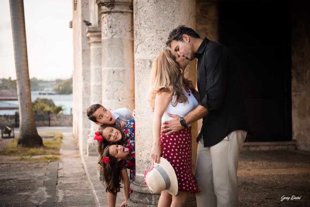 Hermosa sesión de fotos de familia con abuelos, hermanos, mamá y papá en el Alcazar de Colón de la Zona Colonial de Santo Domingo, República Dominicana