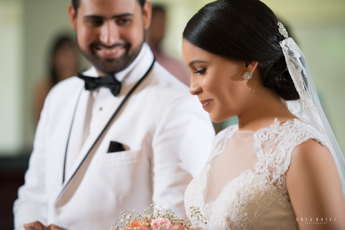 Ceremonia y recepción de bodas de Paola y Robert en iglesia de Santo Domingo, Republica Dominicana por el fotografo Greg Dotel