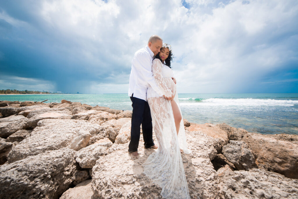 Sesion de fotos del embarazo de Yandra en la playa de Juan Dolio por el fotografo dominicano en la Republica Dominicana