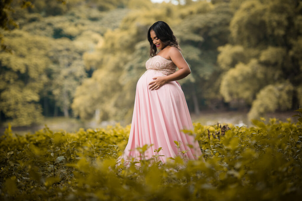 Sesion de fotos de embarazadas en el Parque Mirador Norte de Santo Domingo, Republica Dominicana por el fotógrafo dominicano