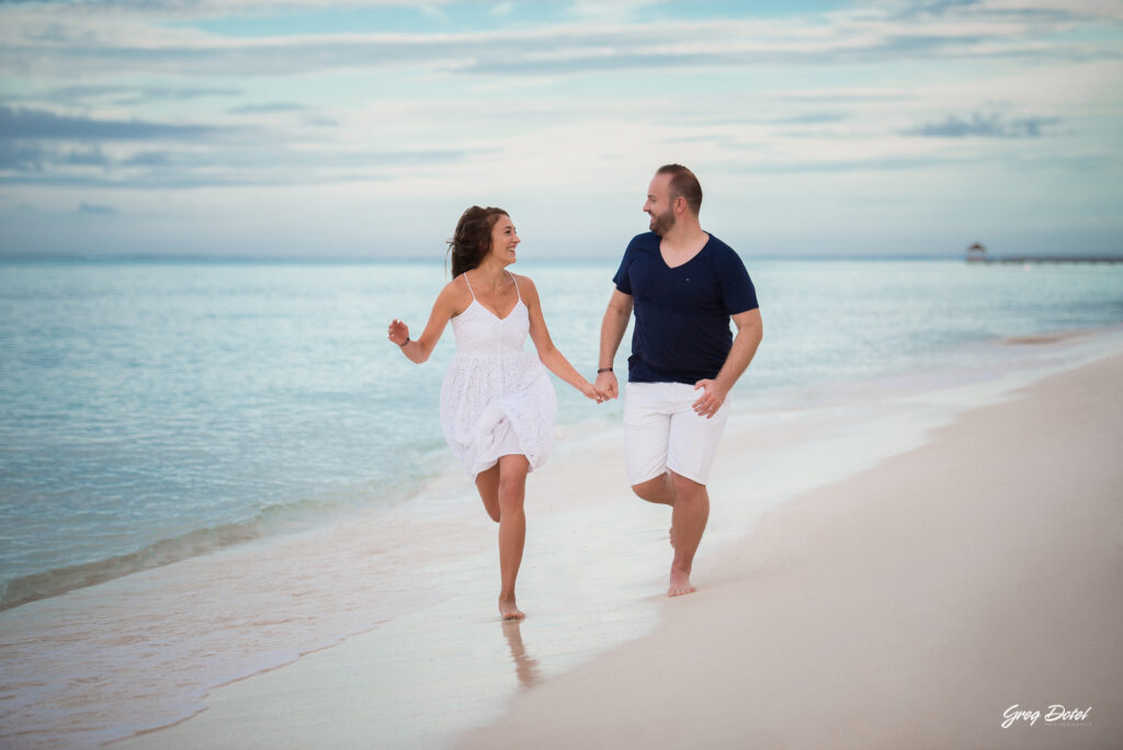 Sesión de fotos de novios en las playas de Bayahibe, La Romana, República Dominicana por el fotografo dominicano Greg Dotel Photography. Fotos de novios o pareja en la playa de vacaciones.