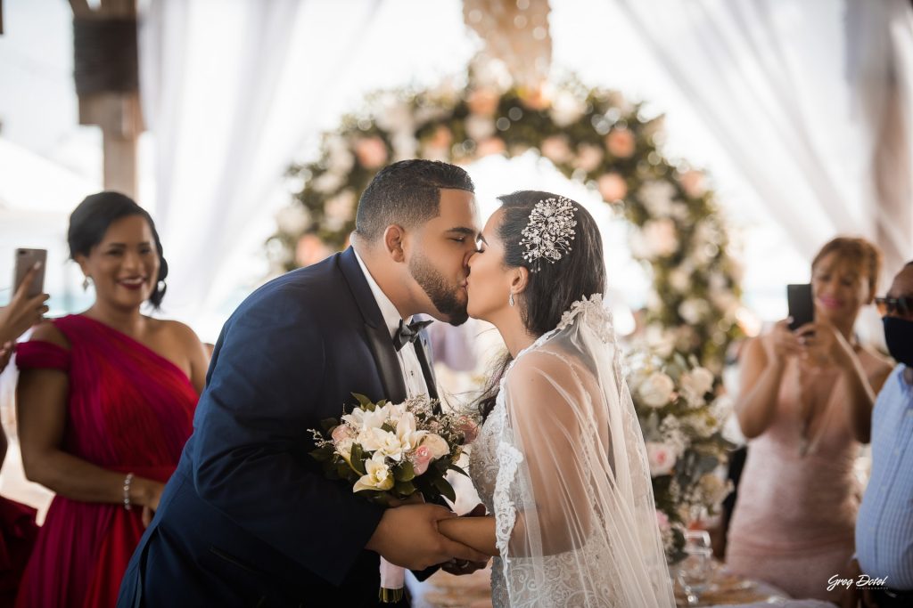 Fotógrafo de boda en Boca Chica, Restaurante Boca Marina, República Dominicana, realizada por Greg Dotel Photography, fotógrafo profesional especializado en bodas y momentos especiales.